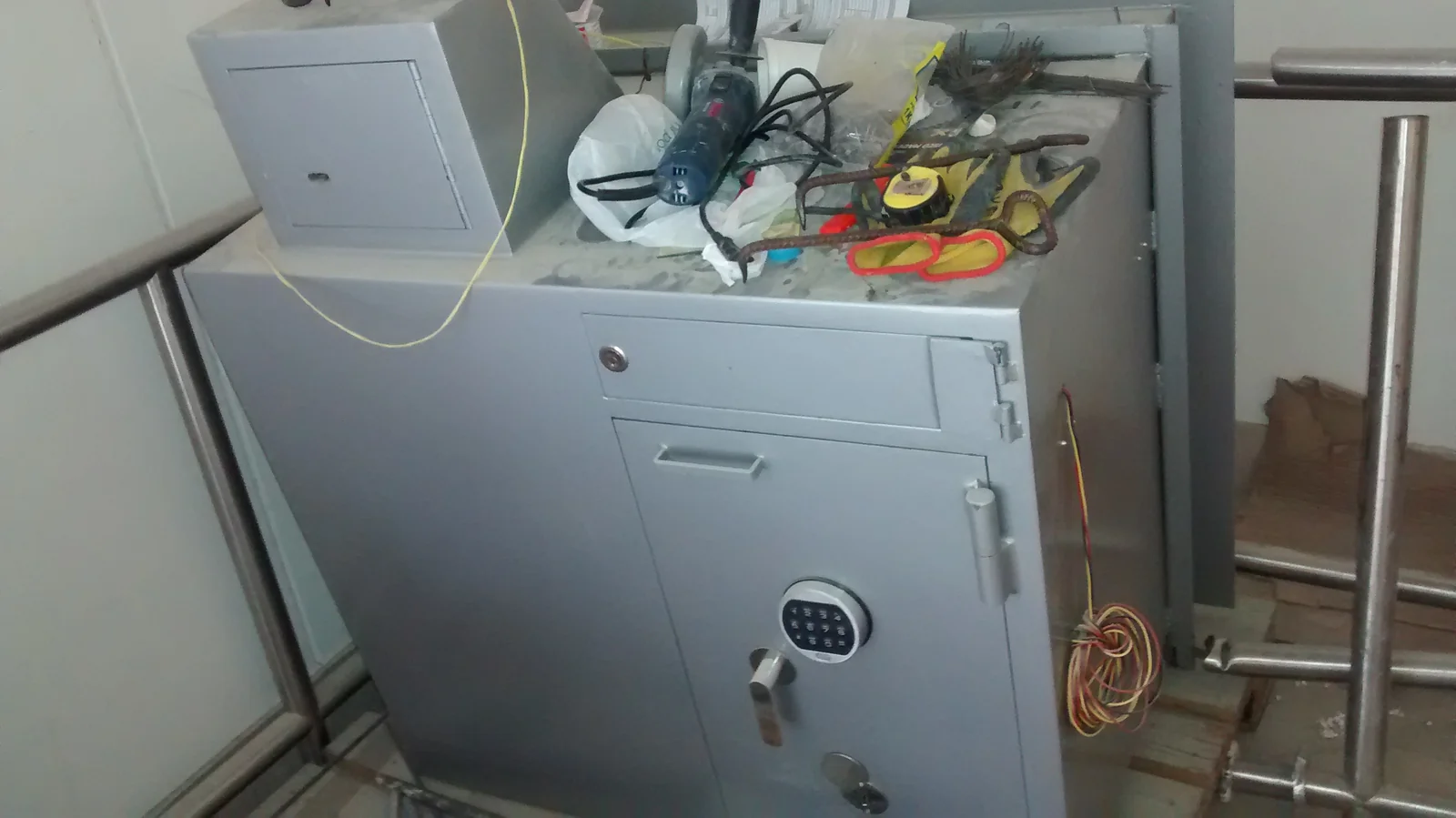 Caja transfer blindada con teclado electrónico instalada en muro de Tottus Los Olivos, área de cajas con barandales inox