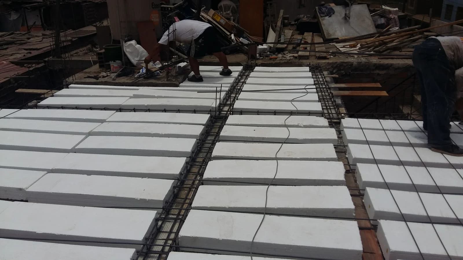 Techo de vivienda en Independencia con bovedillas de tecnopor y acero corrugado listo para vaciado de concreto
