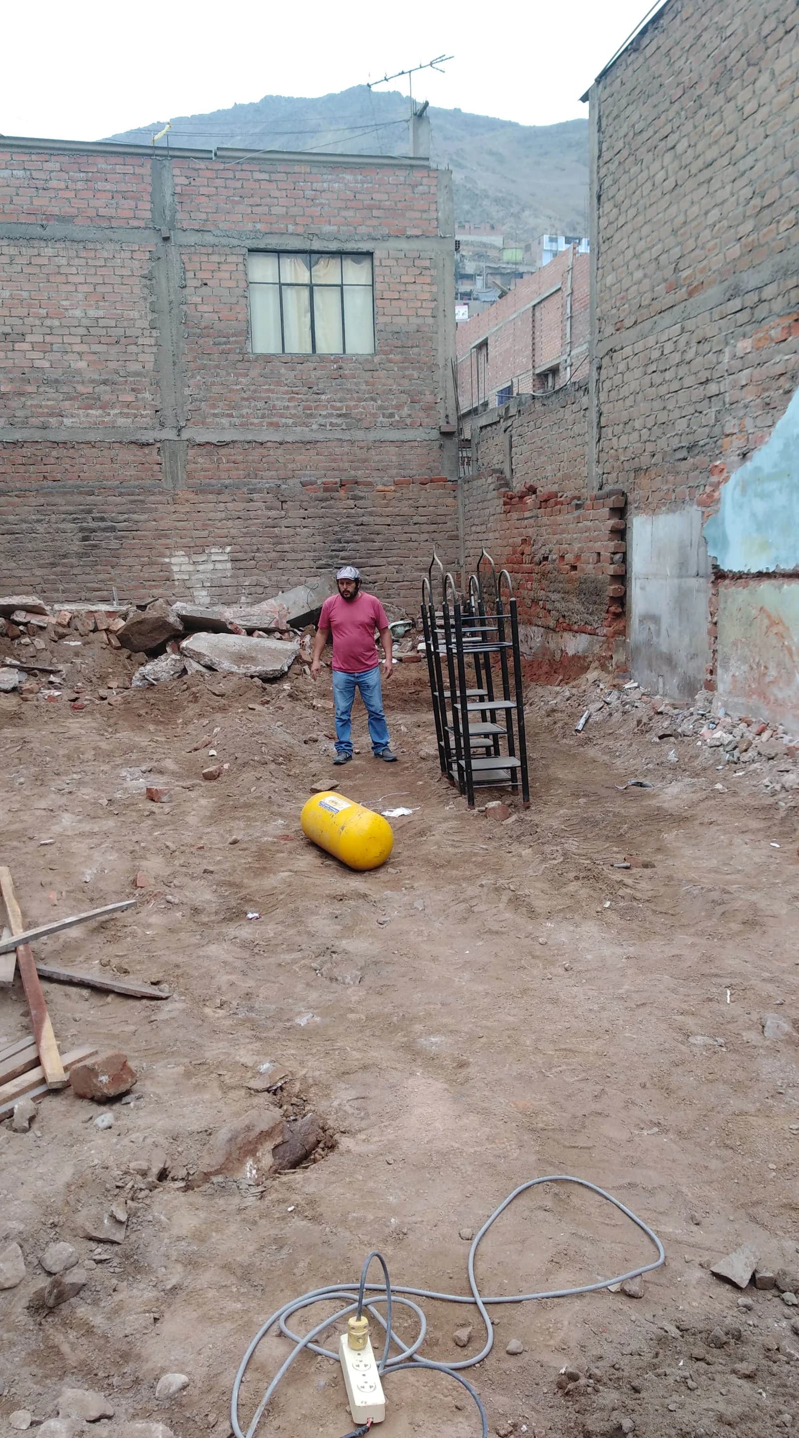 Cuadrilla inicia demolición de muros tarrajeados en primer piso de vivienda en Jesús María