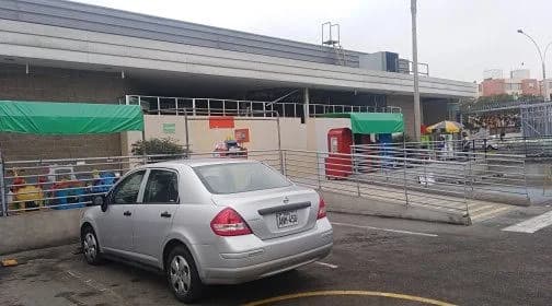 Fachada del Tottus Zorritos en Tumbes con marquesina verde, área de cilindros de GLP y vehículo en estacionamiento