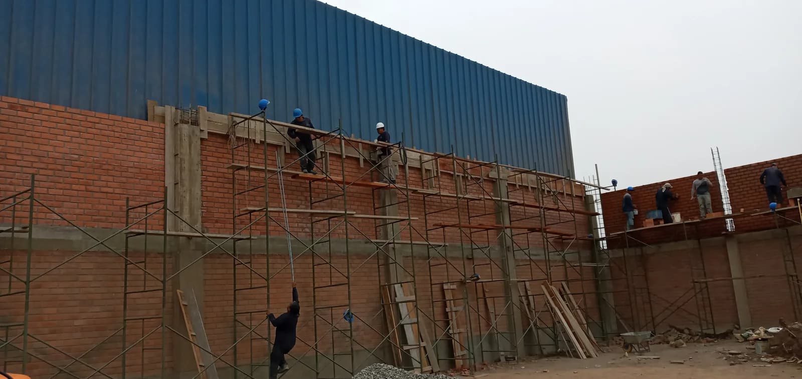 Cerco perimetral de albañilería confinada con vano para portón en lote industrial de Trapiche, Comas
