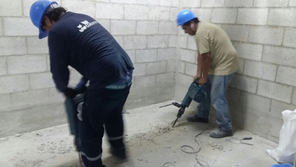 Cuadrilla de dos operarios rompe el piso de concreto armado de una cámara fría con rotomartillos en Tottus Sullana